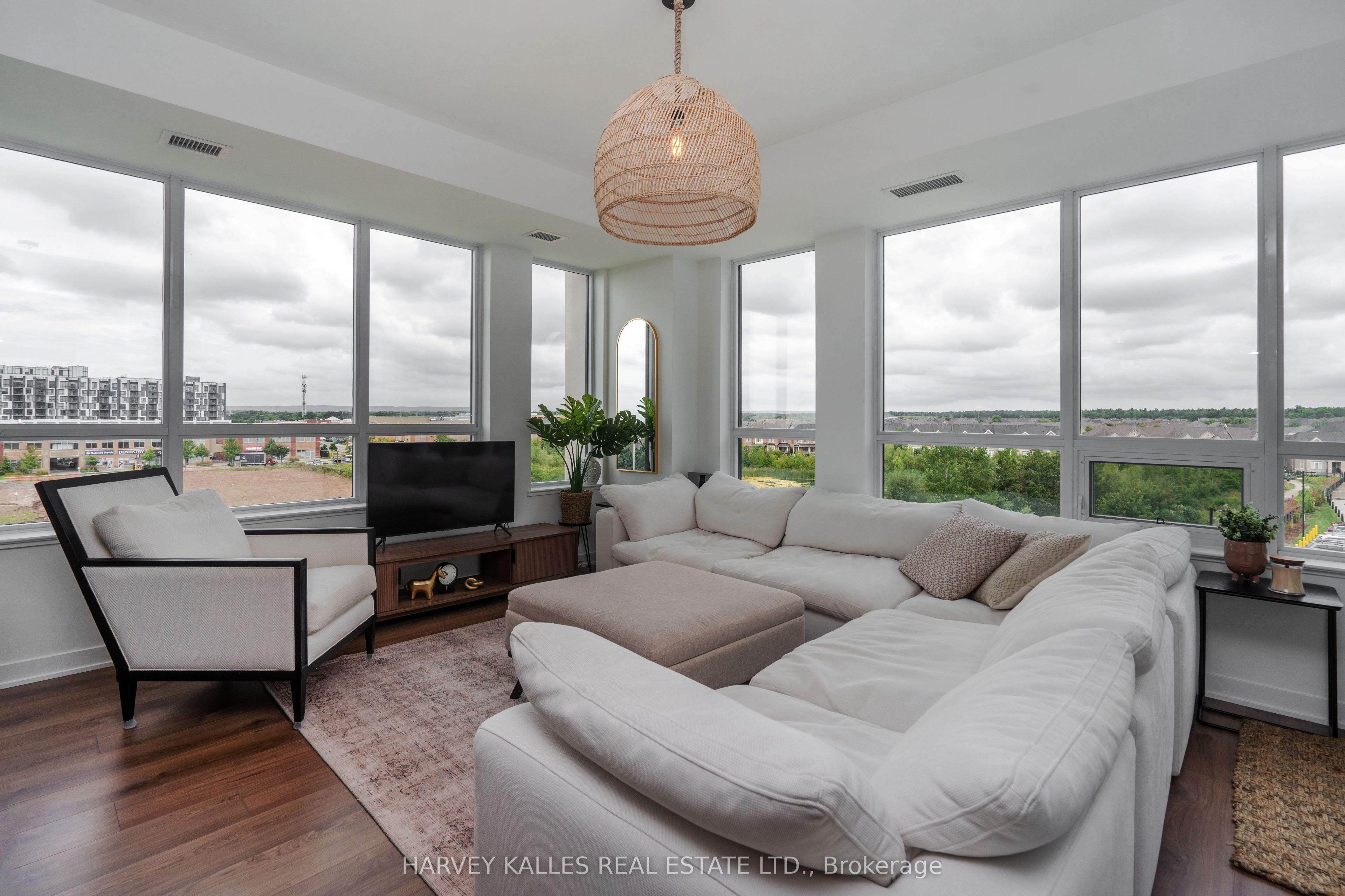 405 Dundas Street W 432