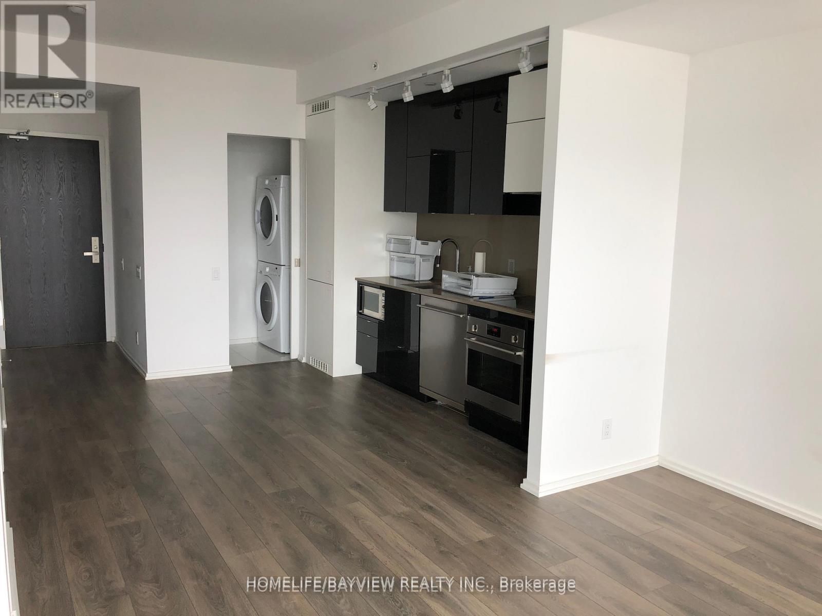 125 Peter Street 906