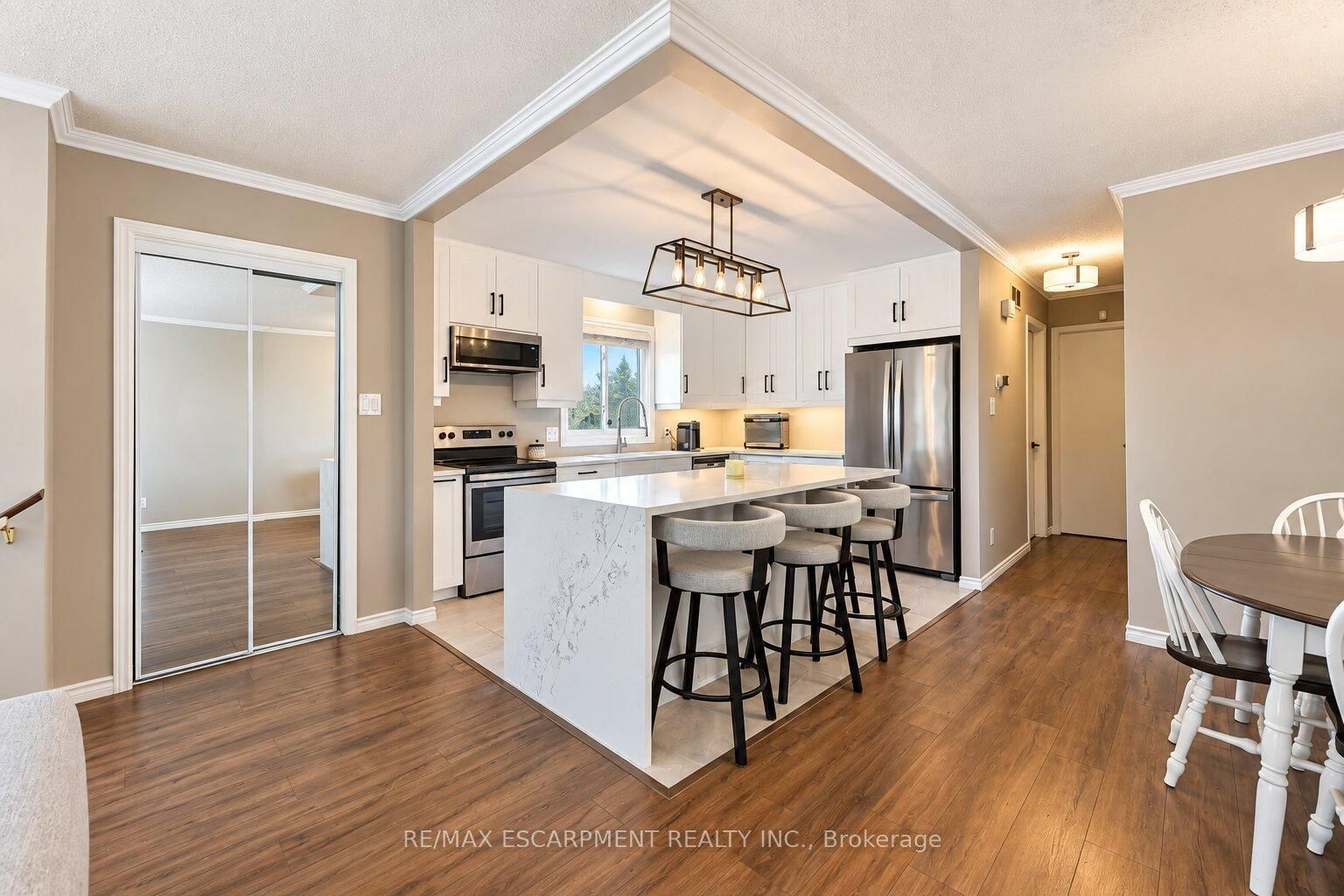6 SANDRA Crescent