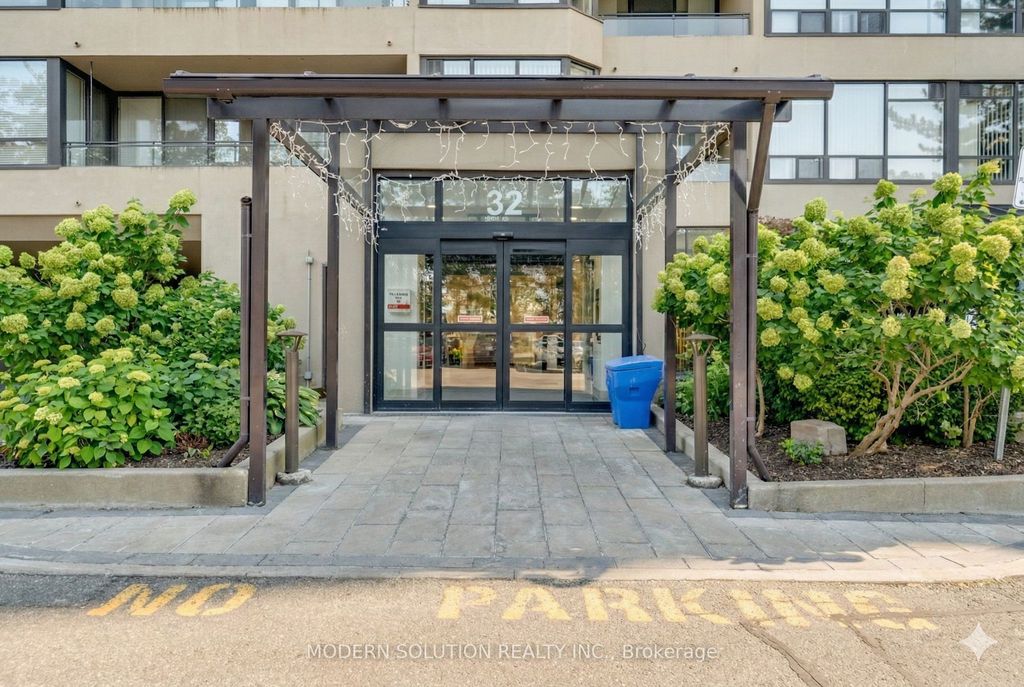 Photo of 32 Clarissa Drive #426, Richmond Hill, ON L4C 9R7 (MLS # N12642768)