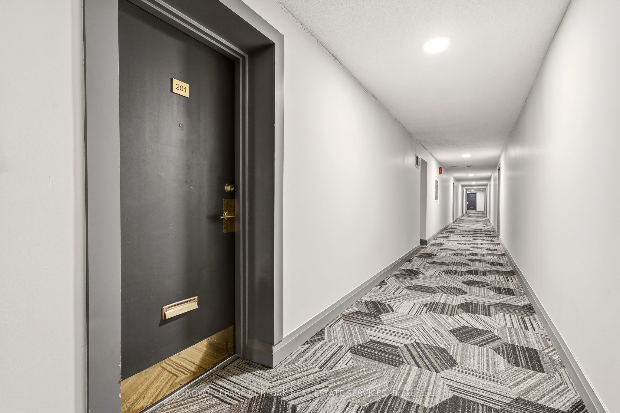 2411 New Street 201