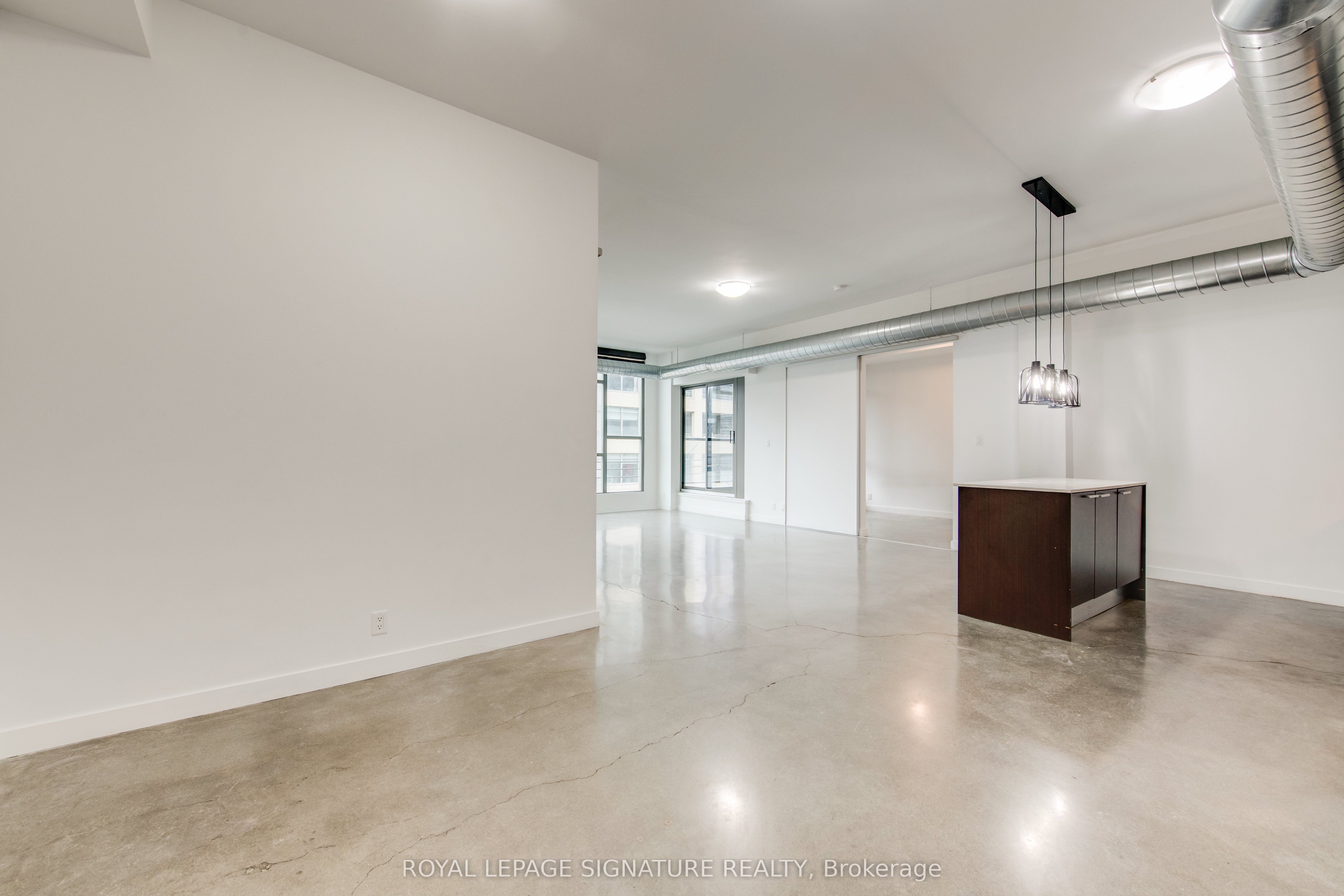625 Queen Street E 211