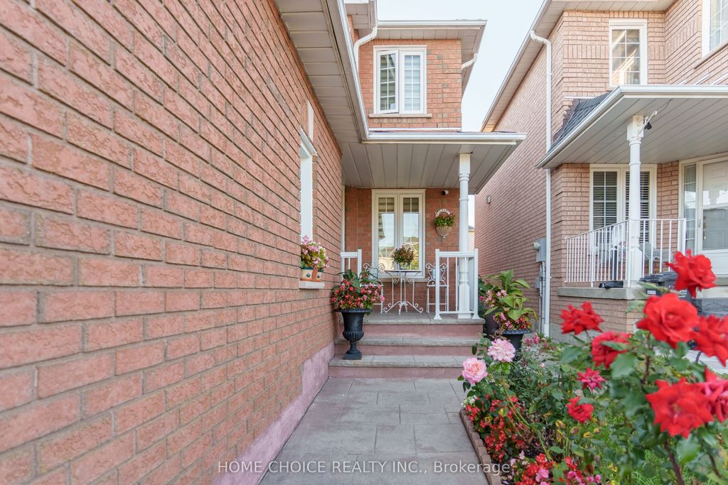 Photo of 914 Applecroft Circle, Mississauga, ON L5V 2A7 (MLS # W12445611)
