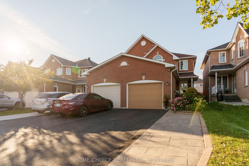 Photo of 914 Applecroft Circle, Mississauga, ON L5V 2A7 (MLS # W12445611)