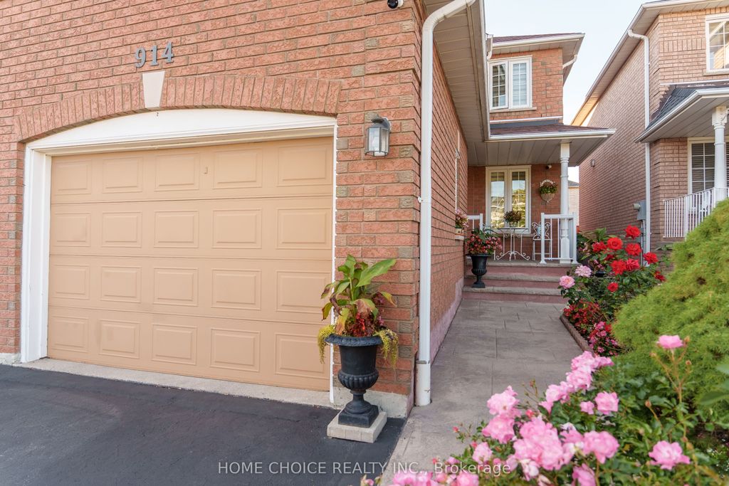 Photo of 914 Applecroft Circle, Mississauga, ON L5V 2A7 (MLS # W12445611)