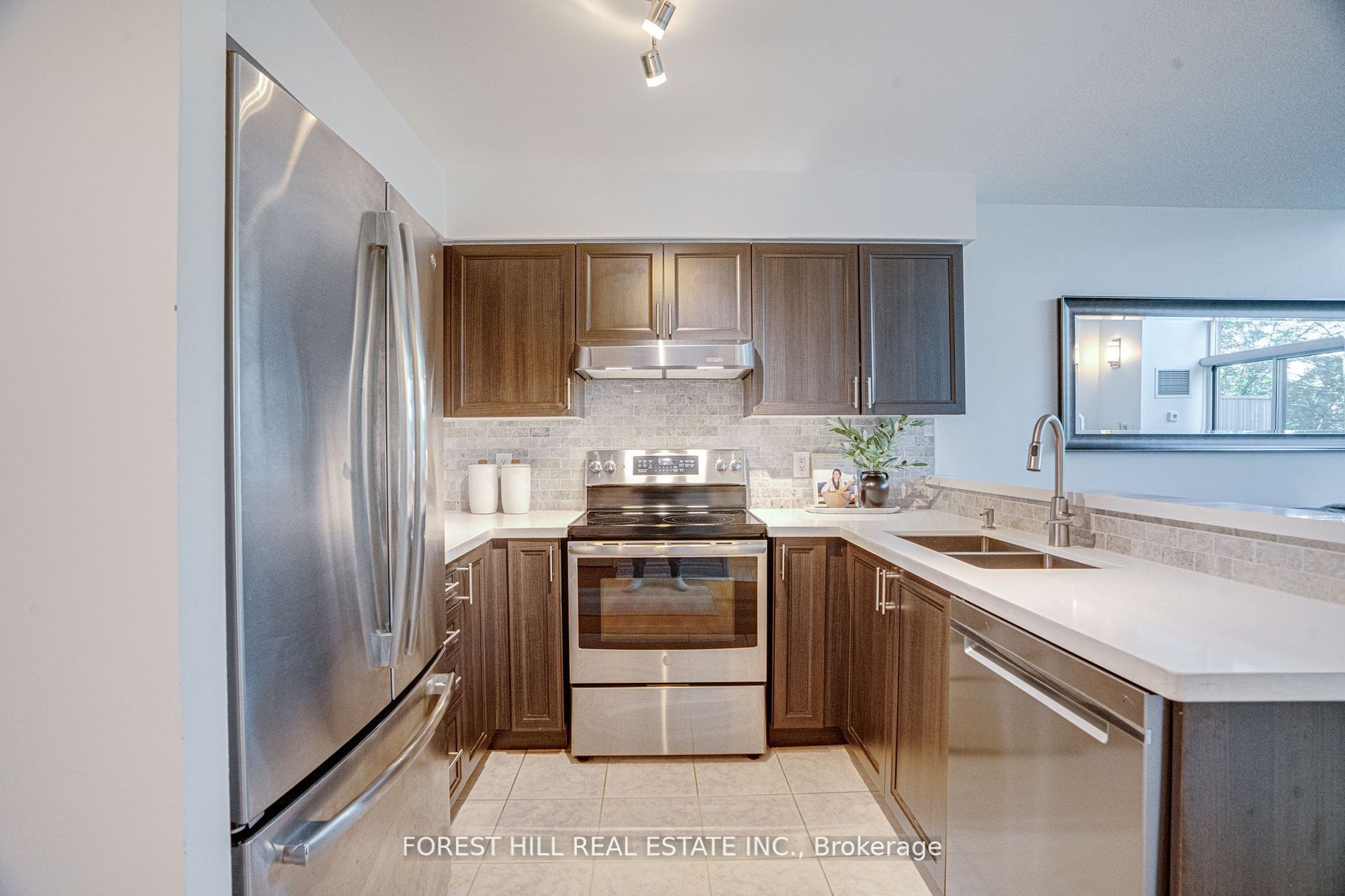 200 Manitoba Street 212