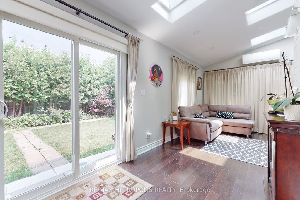 Photo of 64 Mandel Crescent, Richmond Hill, ON L4C 9Z7 (MLS # N12709208)