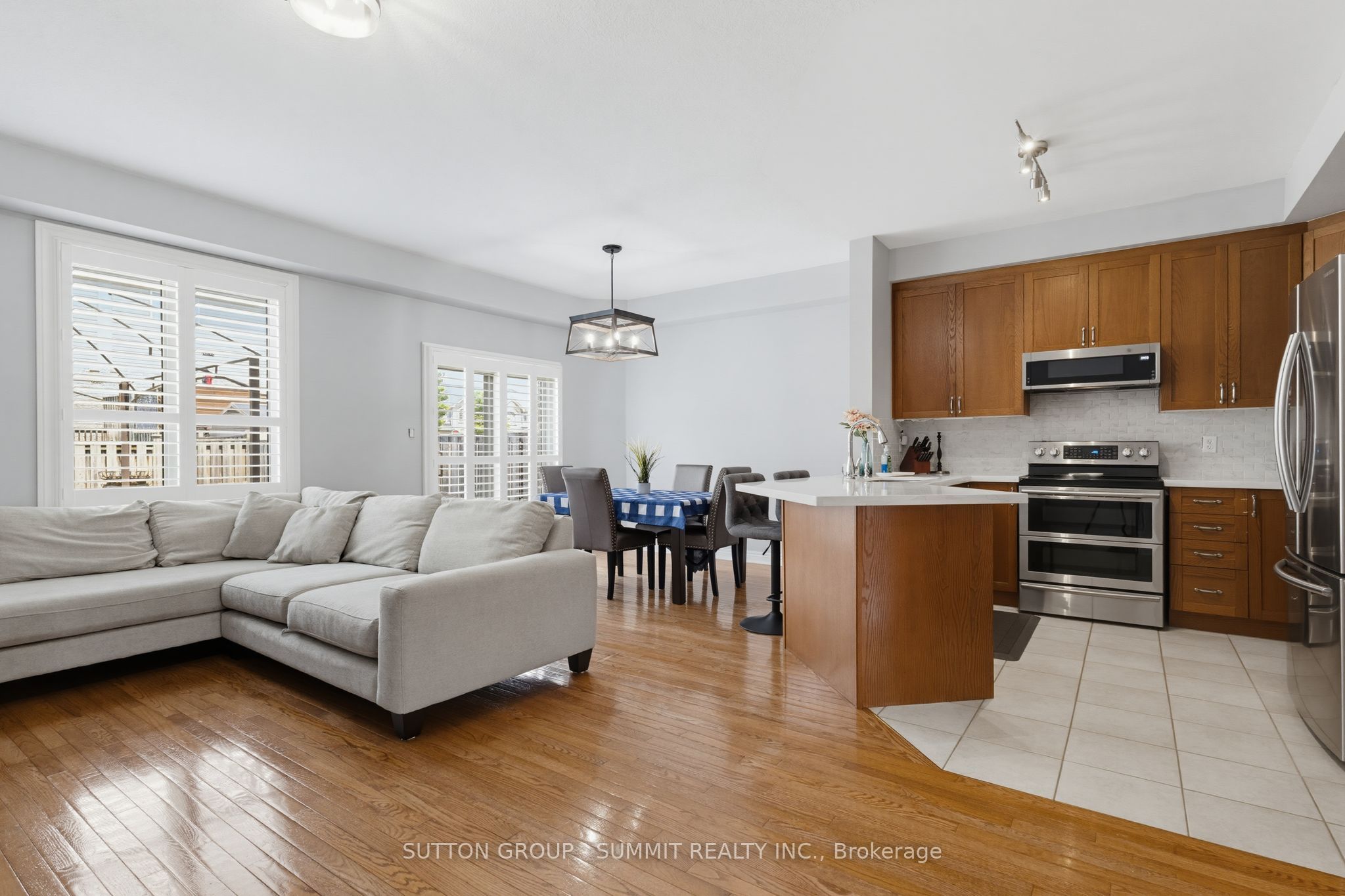 2092 ENGLISH Crescent