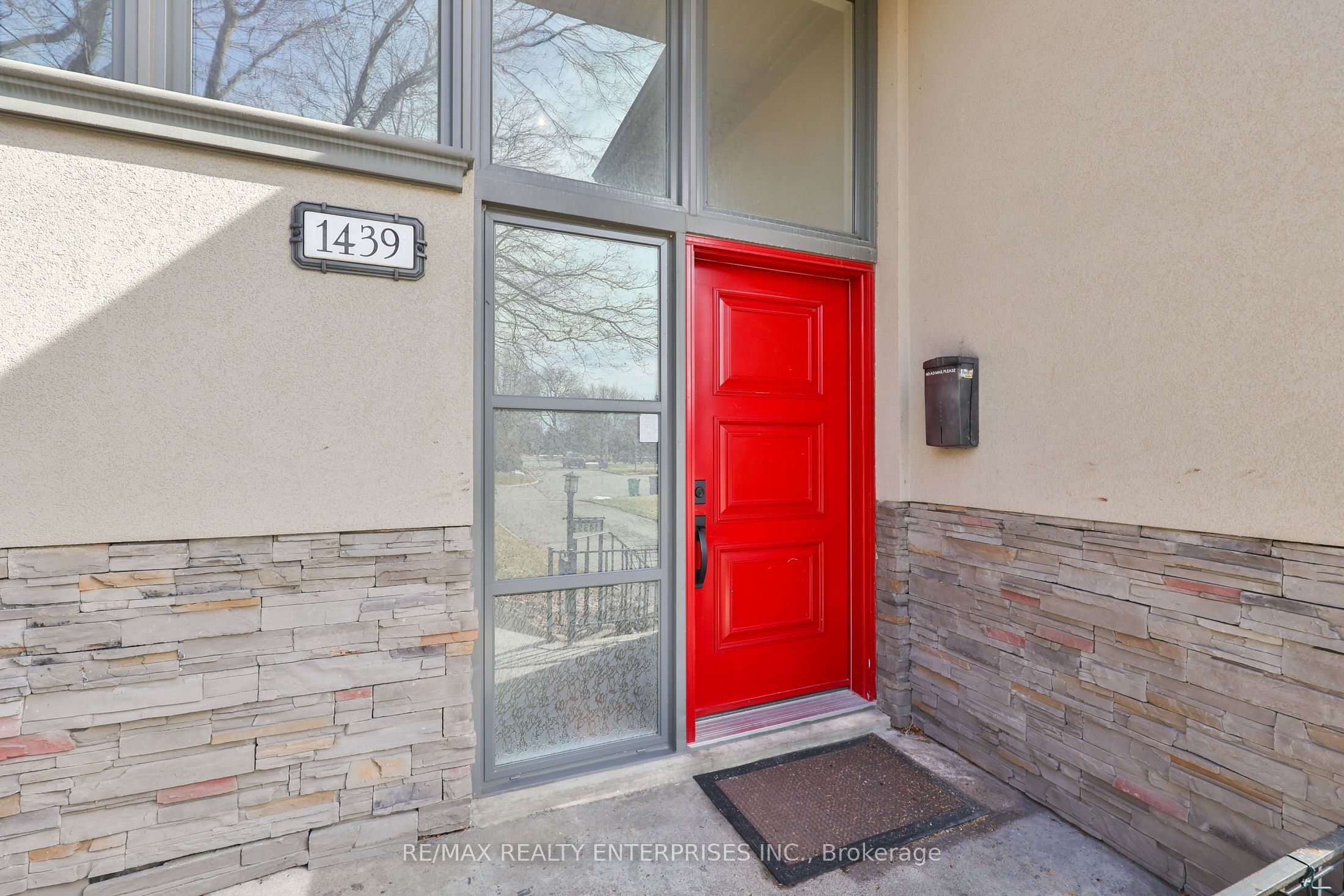 1439 Larchview Trail