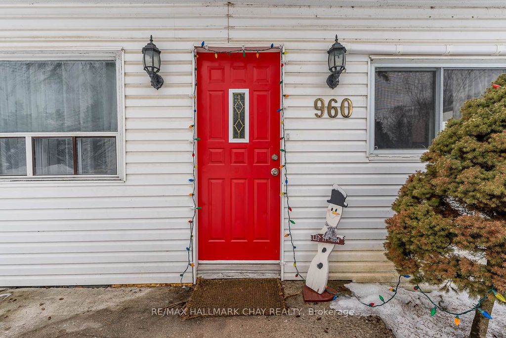 Photo of 960 Gilmore Avenue, Innisfil, ON L0L 1W0 (MLS # N12869114)