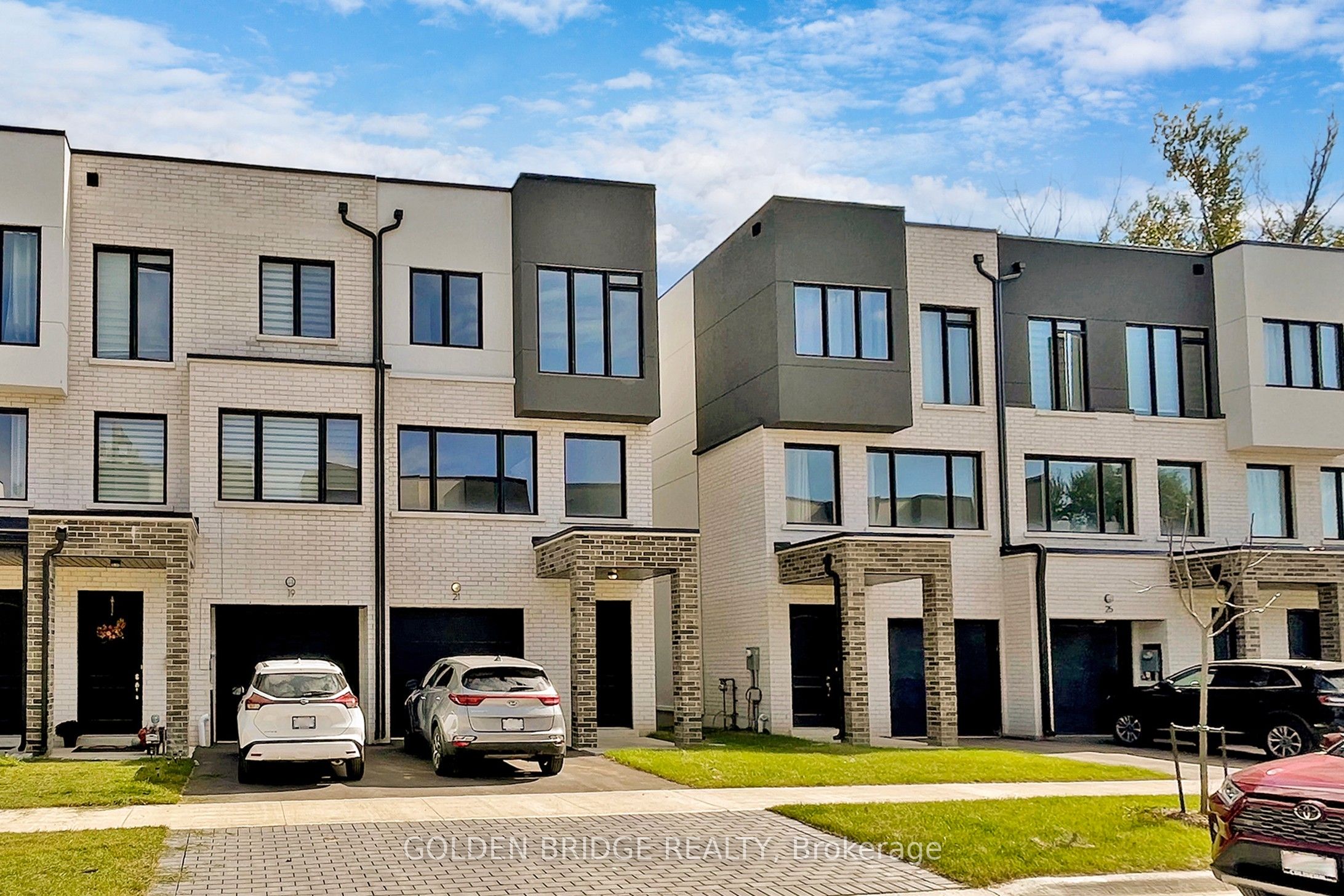 Photo 1 of 34 — 21 Persica Street, Richmond Hill, ON L4E 2T3