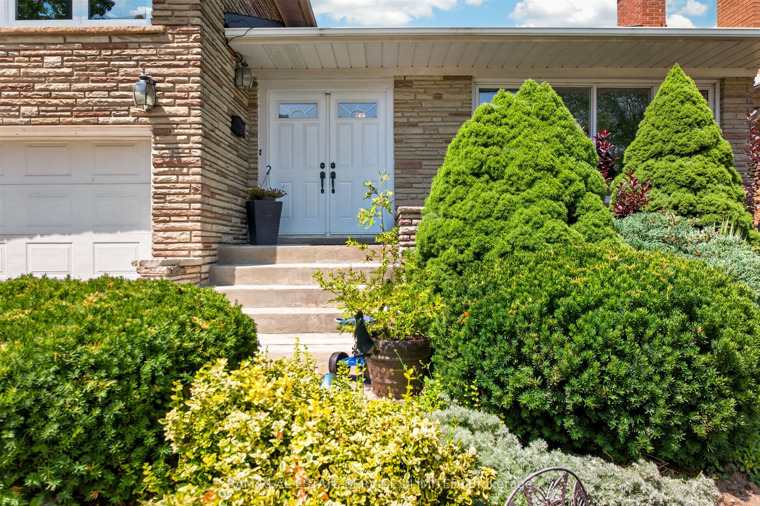 46 Summitcrest Drive