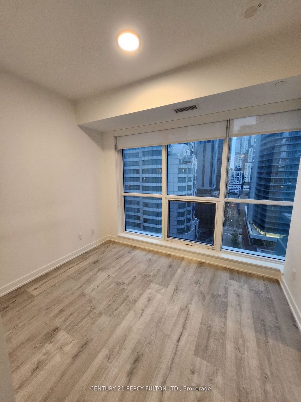 Photo of 327 king Street W #1807, Toronto, ON M5V 0W7 (MLS # C12747018)