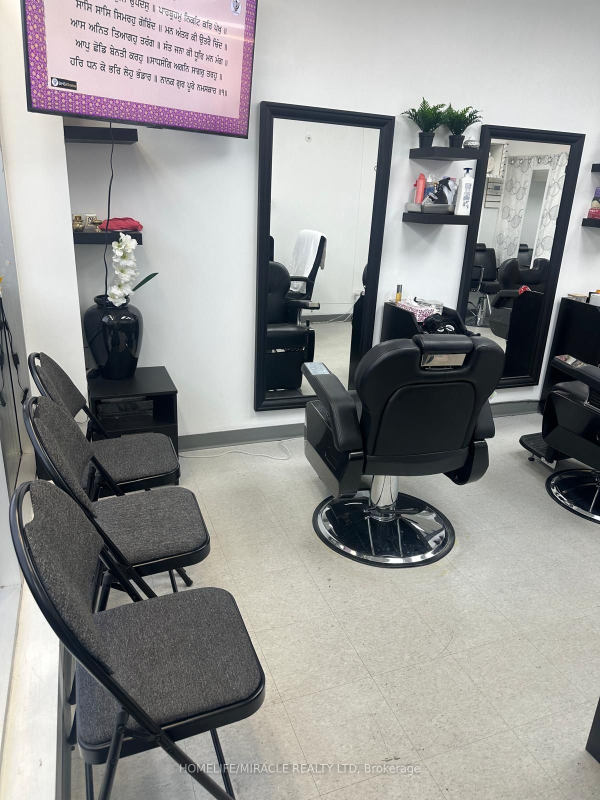32 Dundas Street E 2