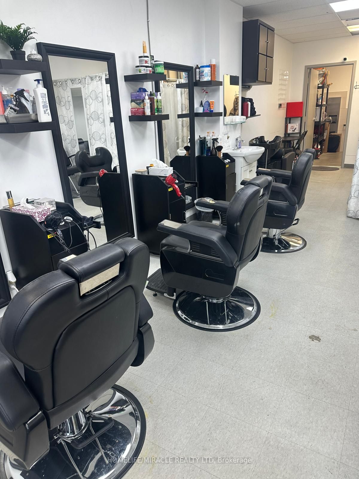 32 Dundas Street E 2