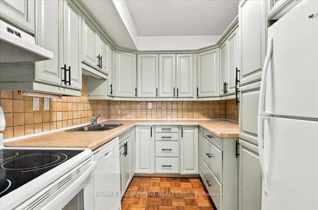 Photo of 1300 Marlborough Court #322, Oakville, ON L6H 2S2 (MLS # W14034532)