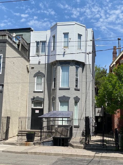 206 Carlton Street Toronto ON M5A 2L1
