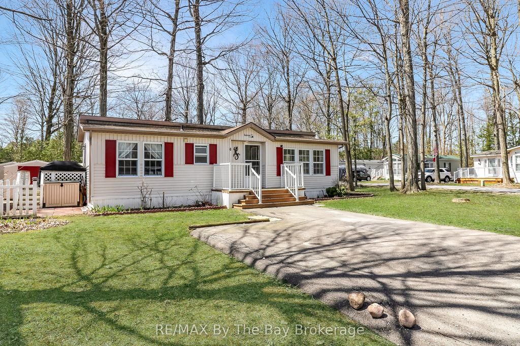 Photo of 6 Pacific Avenue, Wasaga Beach, ON L9Z 3A8 (MLS # S13065998)