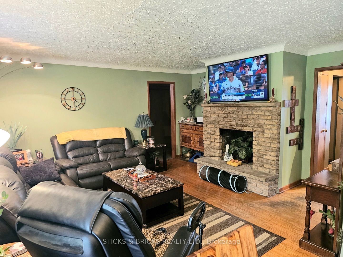 9195 Carl Road