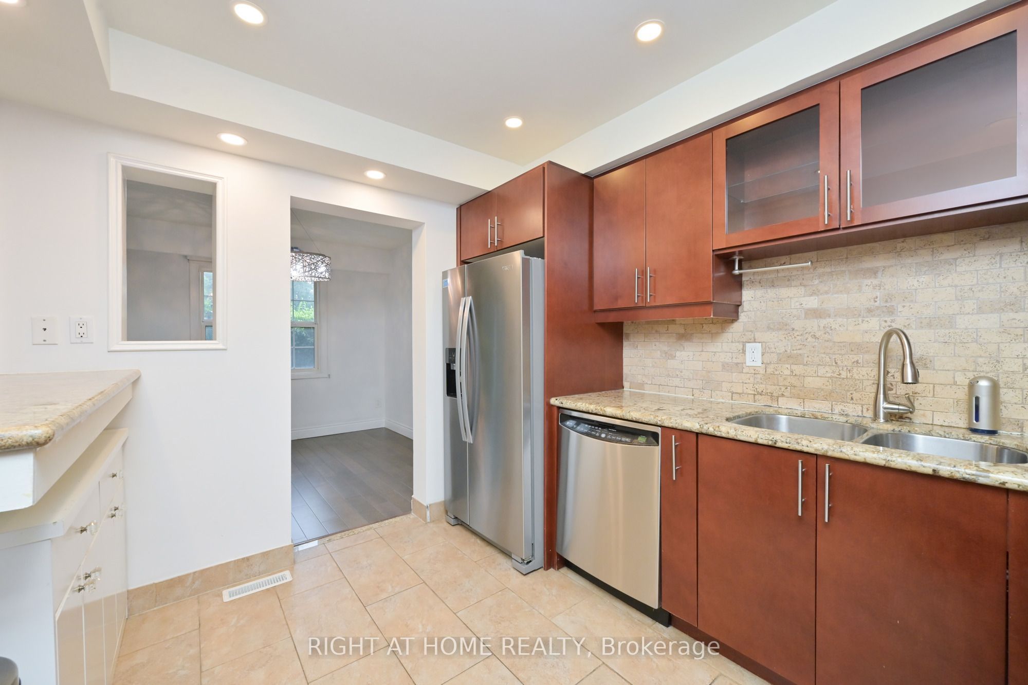 2120 Rathburn Road E 32