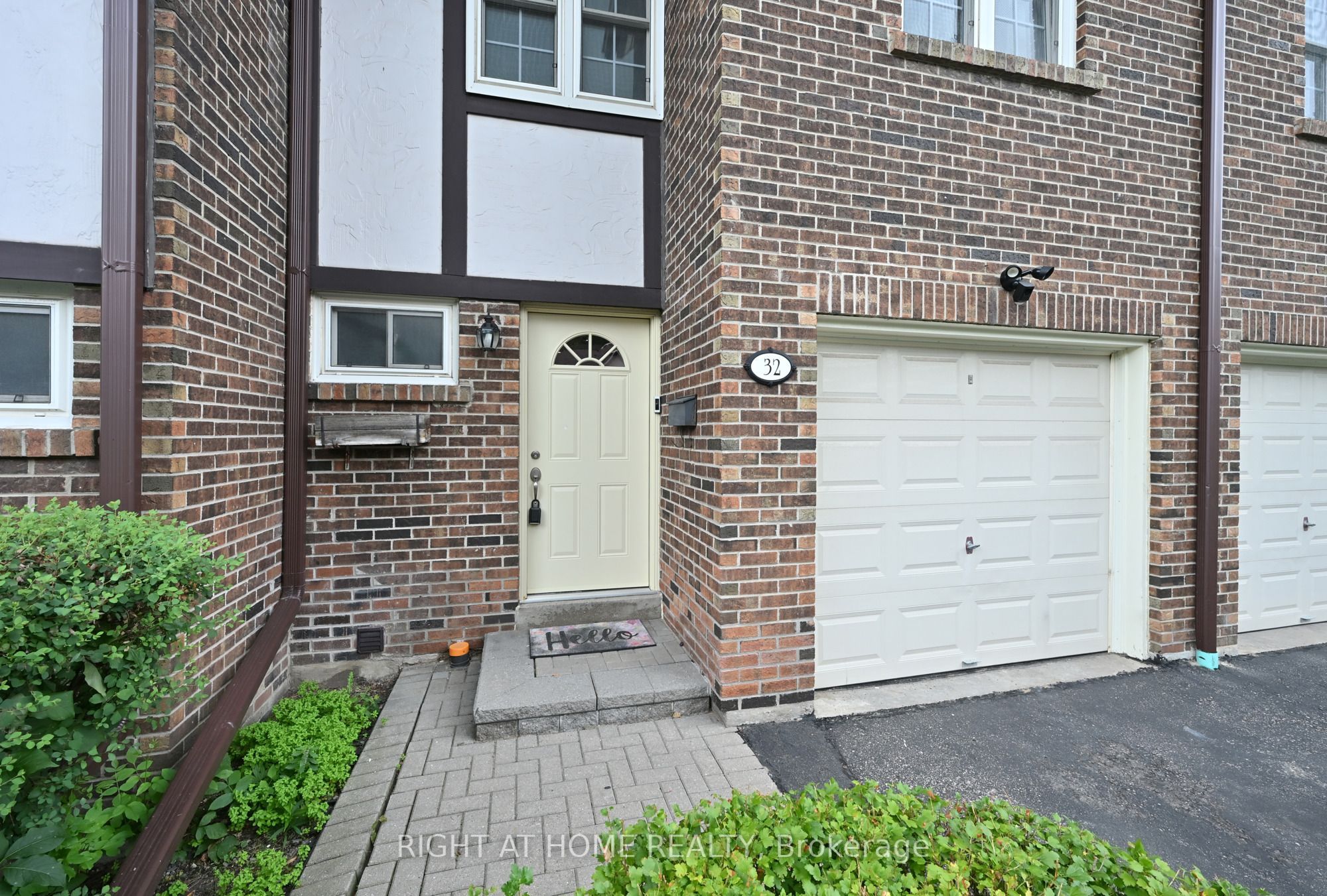 2120 Rathburn Road E 32