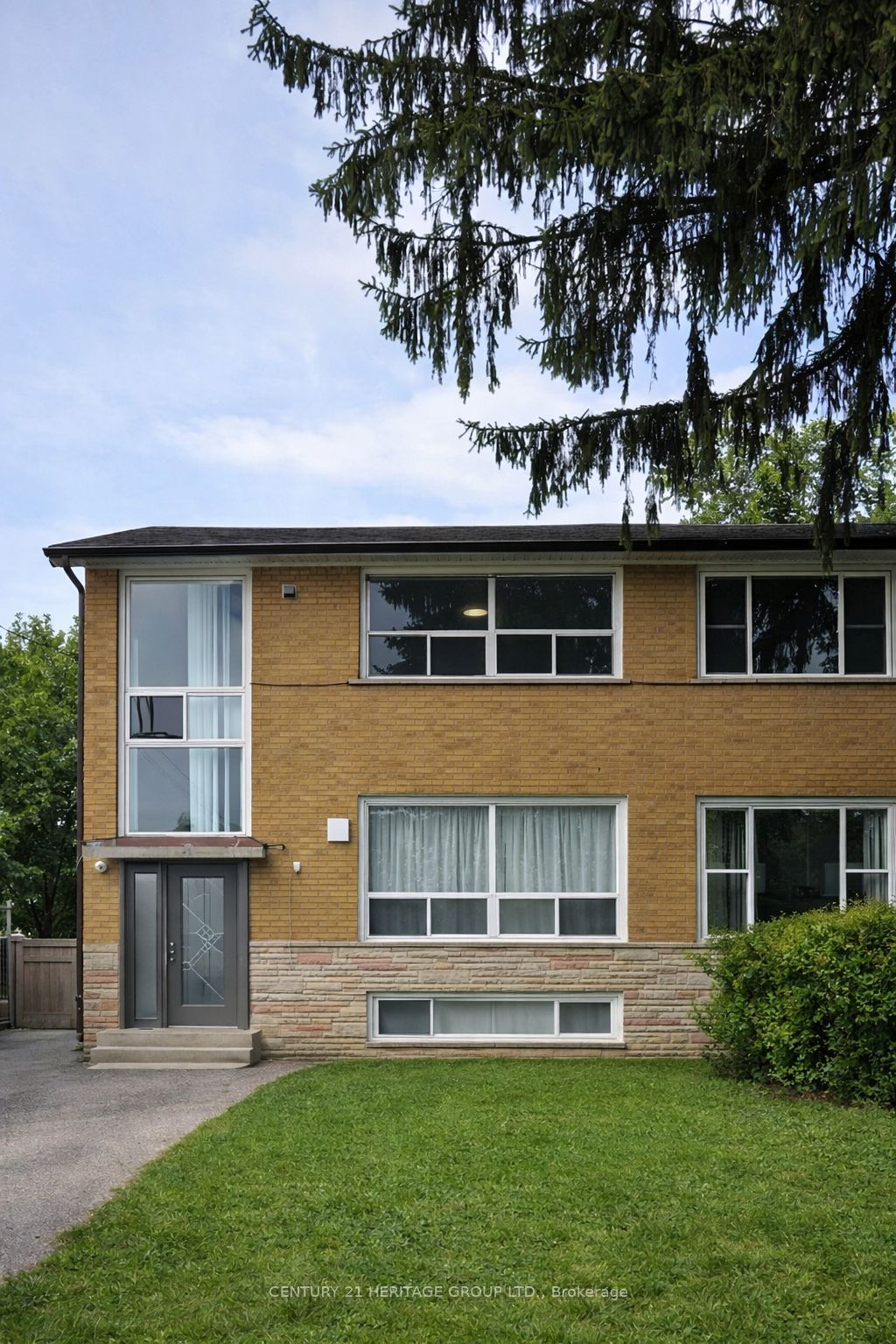 Photo 1 of 13 — 21 Garthdale Court, Toronto, ON M3H 5P7