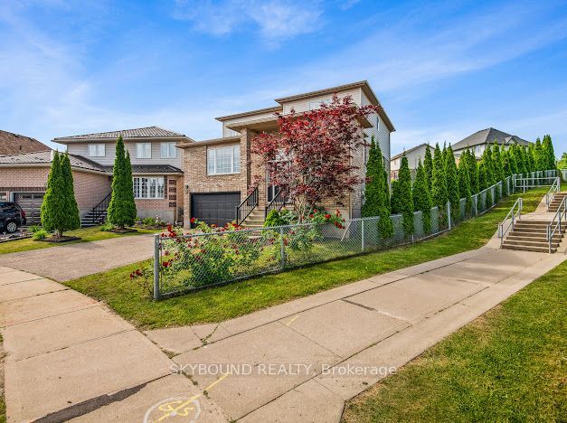 Photo of 29 Blue Lace Crescent, Kitchener, ON N2E 3W8 (MLS # X13807154)