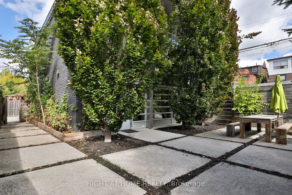 Photo of 660R College Street, Toronto, ON M6G 1B8 (MLS # C12206395)