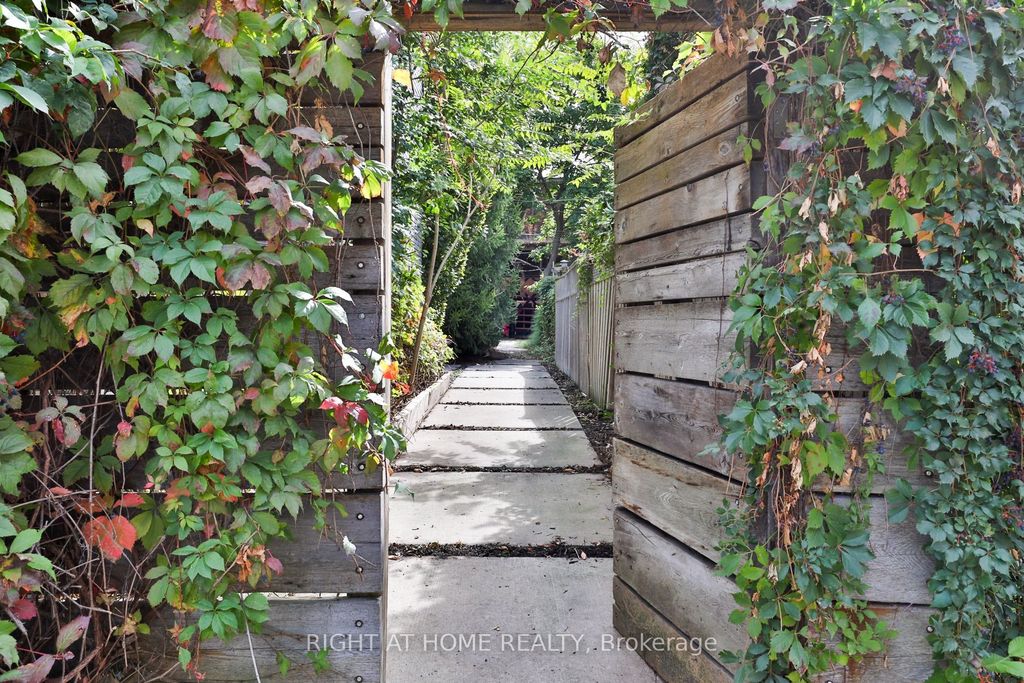 Photo of 660R College Street, Toronto, ON M6G 1B8 (MLS # C12206395)