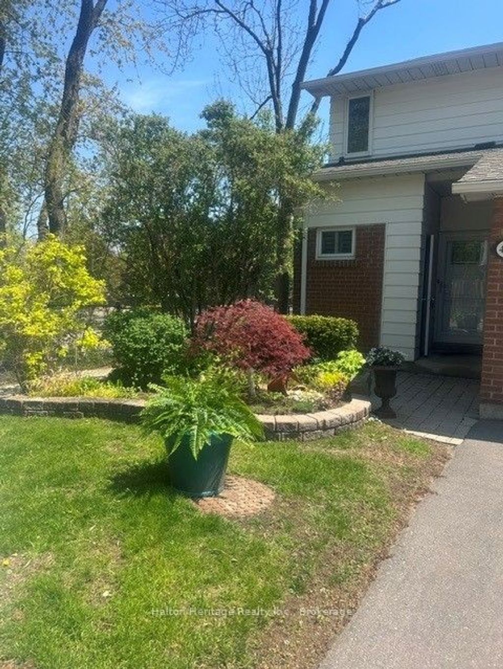 Photo of 457 Woodview Rd. Road #Unit 7, Burlington, ON L7N 2Z9 (MLS # W12882680)