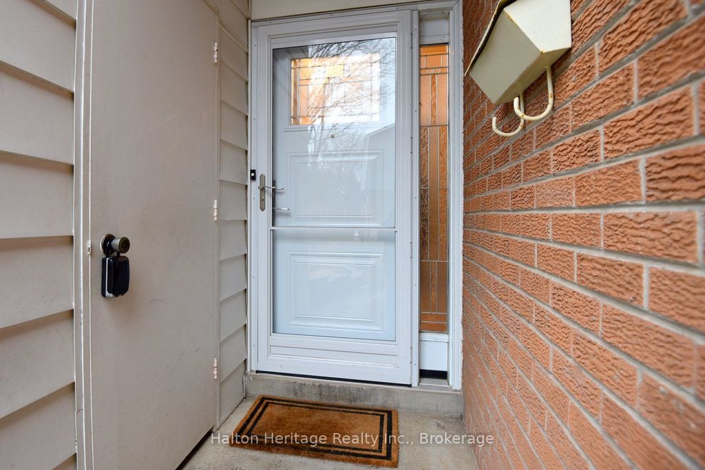 Photo of 457 Woodview Rd. Road #Unit 7, Burlington, ON L7N 2Z9 (MLS # W12882680)