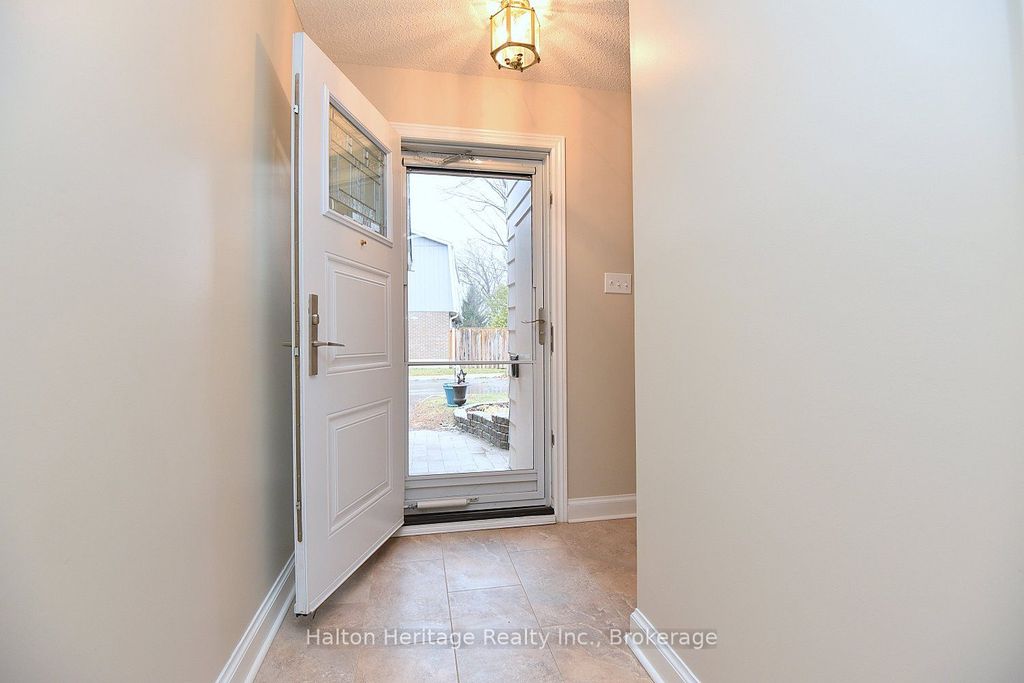 Photo of 457 Woodview Rd. Road #Unit 7, Burlington, ON L7N 2Z9 (MLS # W12882680)