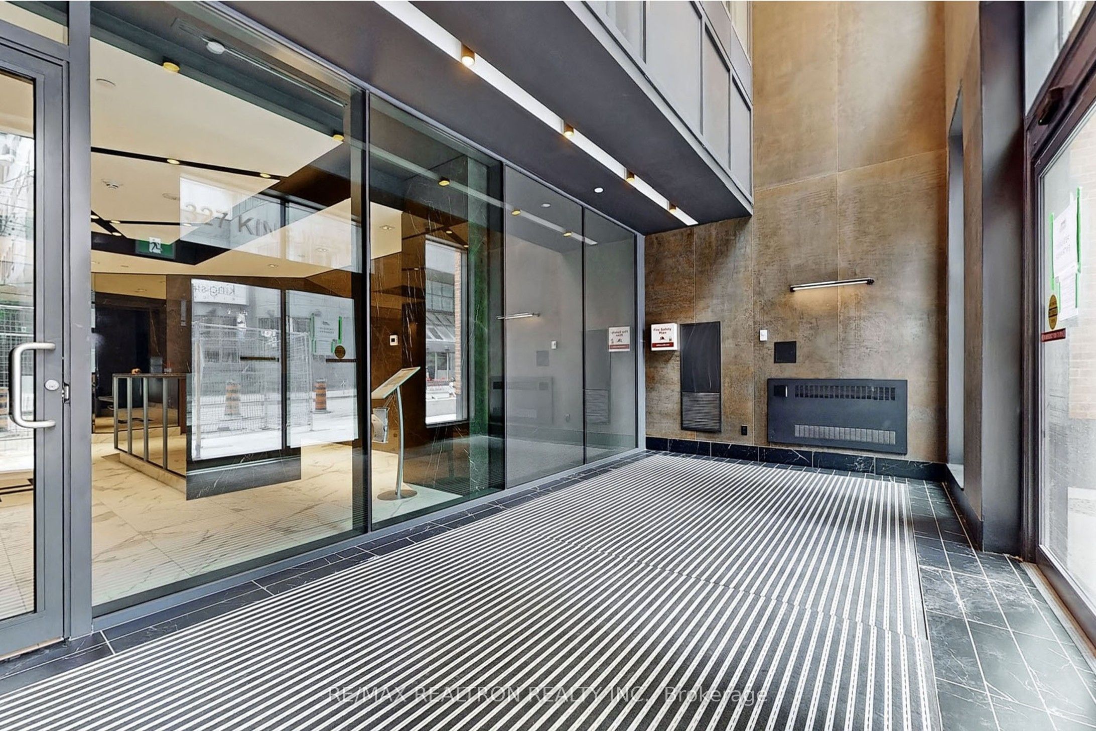 327 King Street W 4105