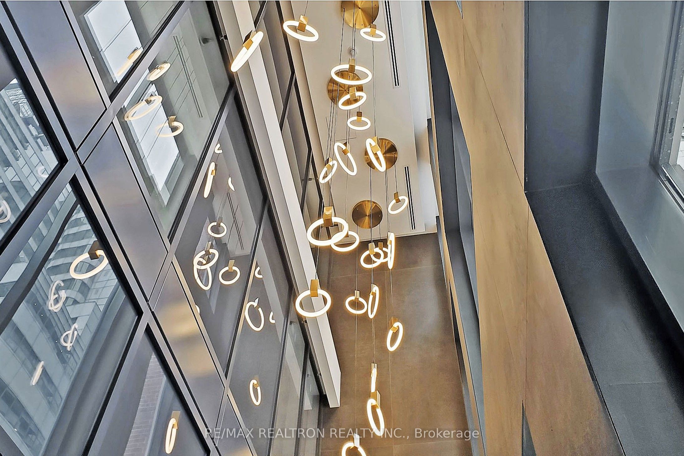 327 King Street W 4105