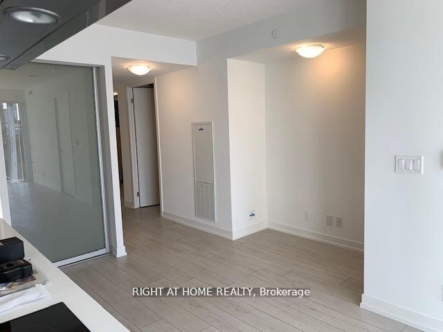 60 Shuter Street 907