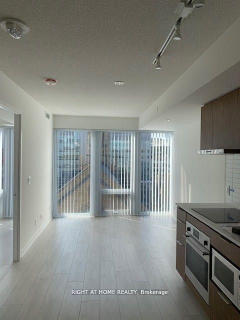 60 Shuter Street 907