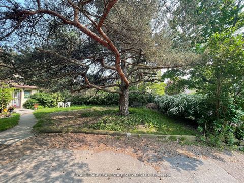 239 Ellis Avenue Upper Toronto ON M6S 2X4