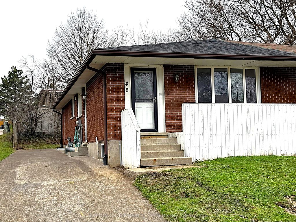 Photo of 42 Ingleside Drive, Kitchener, ON N2M 2G8 (MLS # X13028124)