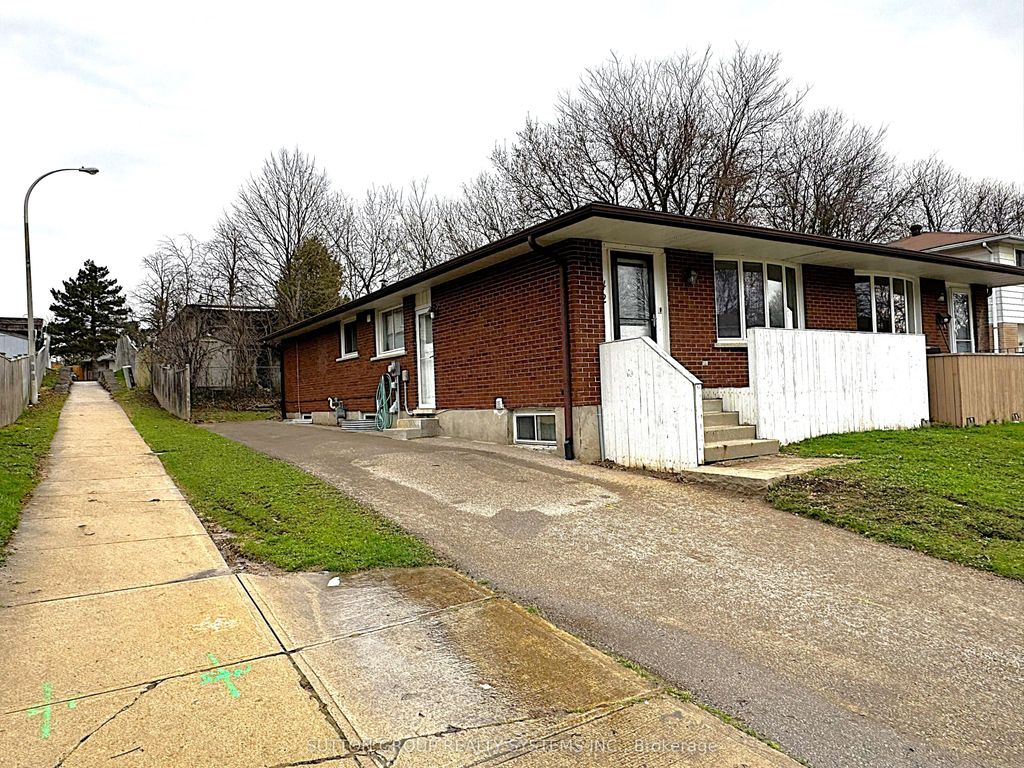 Photo of 42 Ingleside Drive, Kitchener, ON N2M 2G8 (MLS # X13028124)