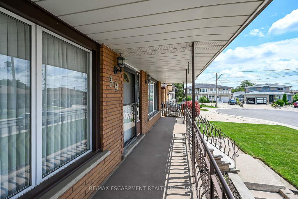 Photo of 39 Algonquin Court, Hamilton, ON L8T 4T2 (MLS # X13653058)