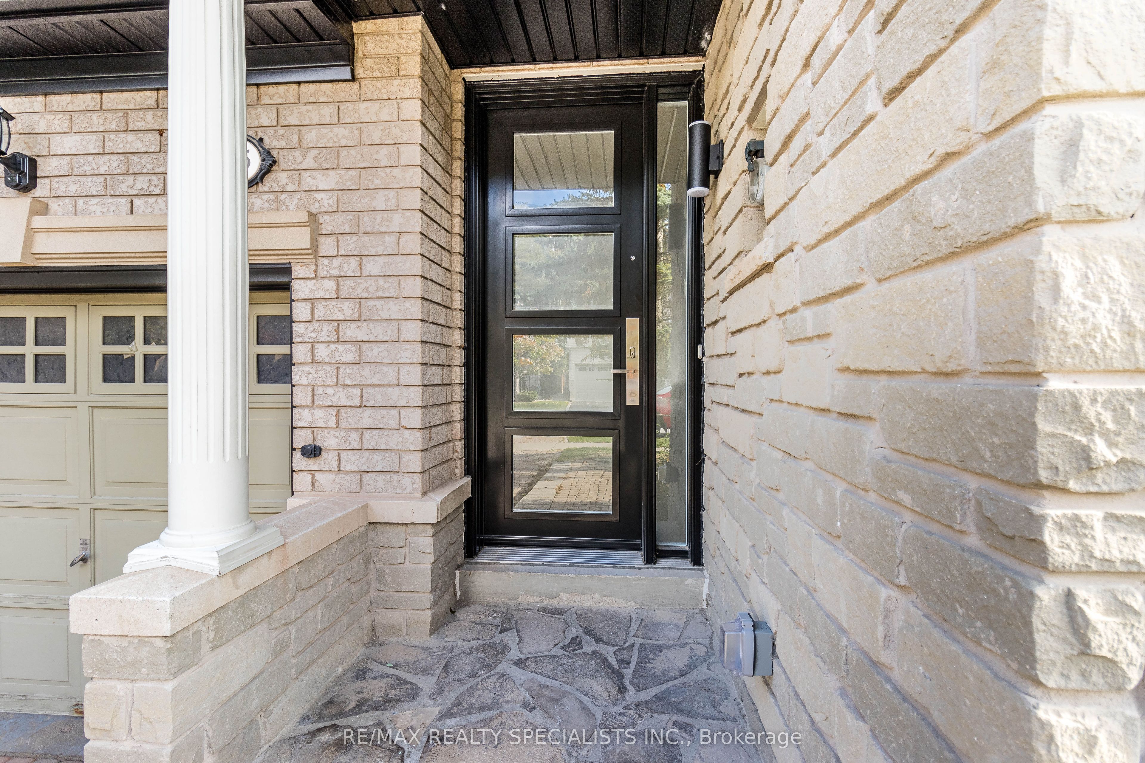 2115 Pinevalley Crescent