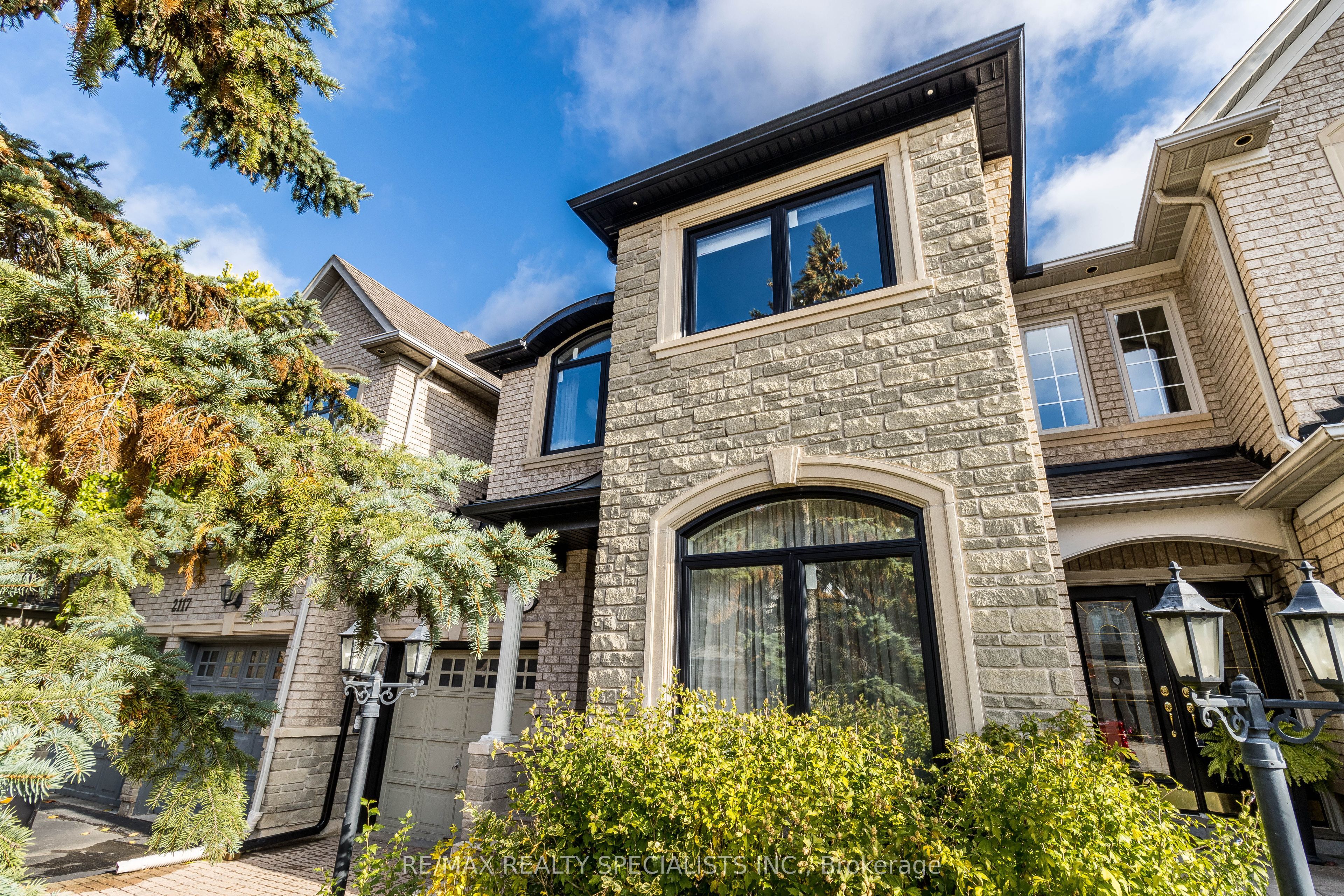 2115 Pinevalley Crescent