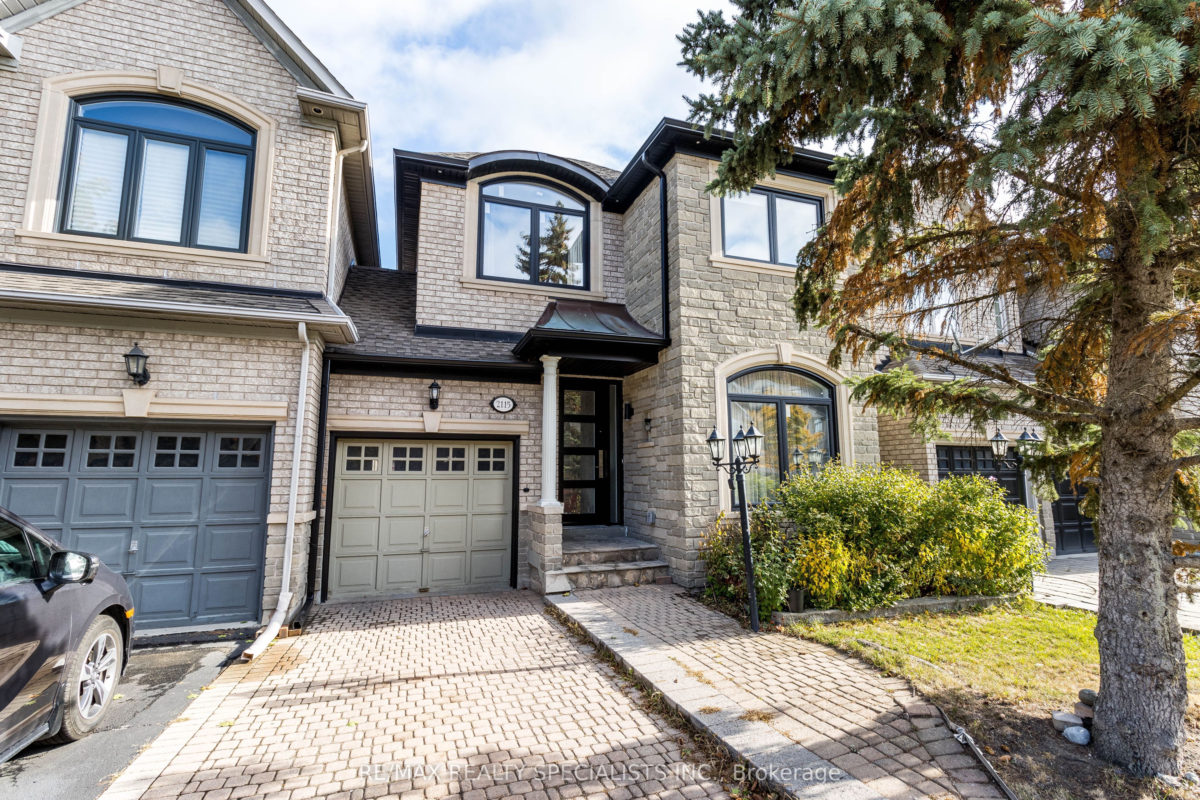 2115 Pinevalley Crescent