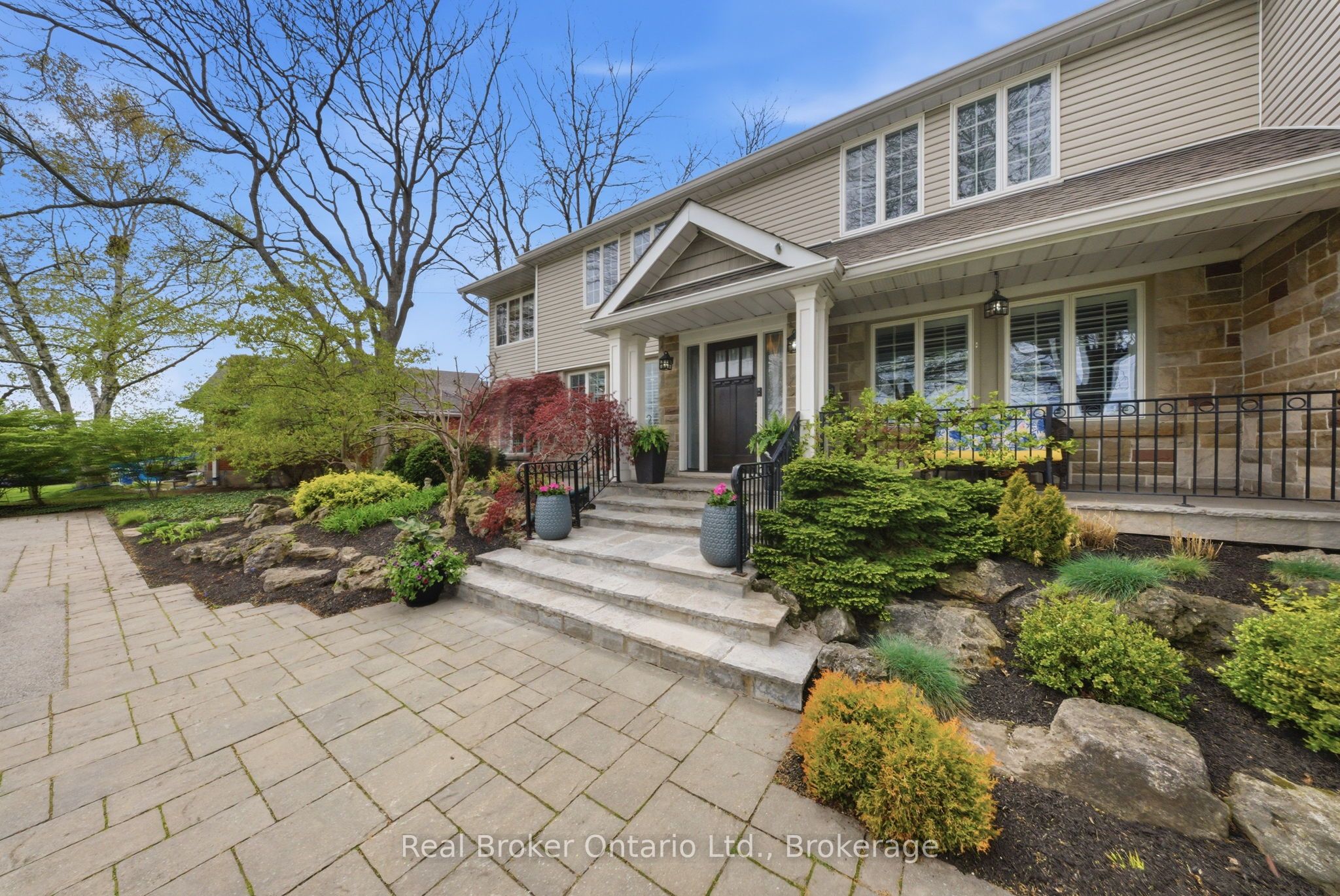 383 North Shore Boulevard W