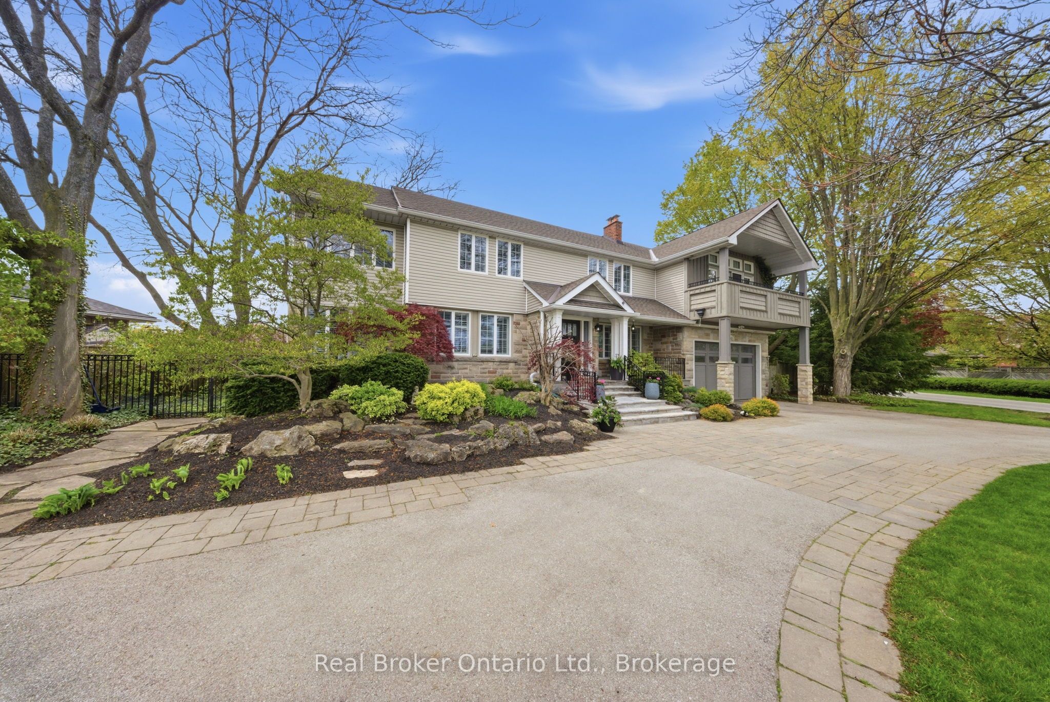 383 North Shore Boulevard W