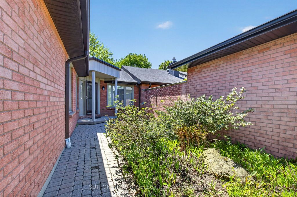 Photo of 55 FIDDLERS GREEN Road #49, London North, ON N6H 4T8 (MLS # X13147134)