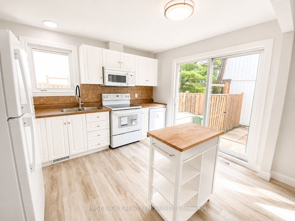 Photo of 837 Eastvale Drive #6, Beacon Hill North - South and Area, ON K1J 7T5 (MLS # X13679120)