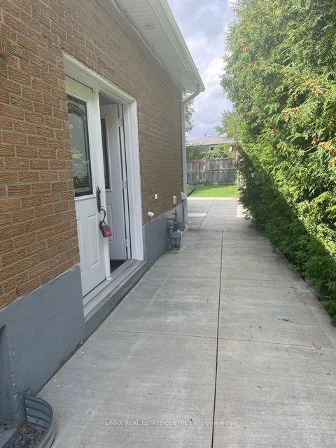 2349 Whaley Dr Drive Mississauga ON L5B 2B3