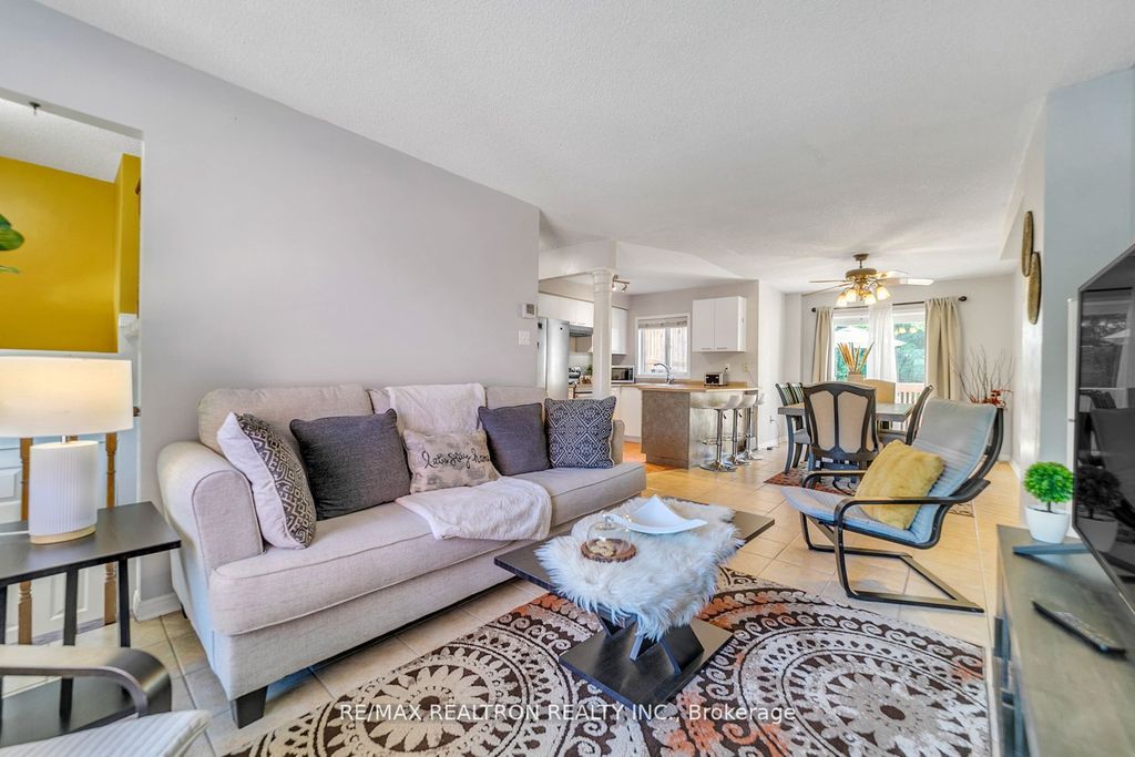 Photo of 541 Bondi Avenue, Newmarket, ON L3Y 8R5 (MLS # N12639648)