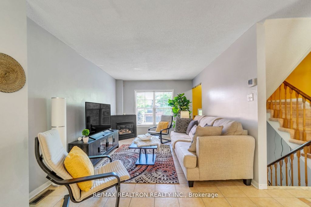 Photo of 541 Bondi Avenue, Newmarket, ON L3Y 8R5 (MLS # N12639648)